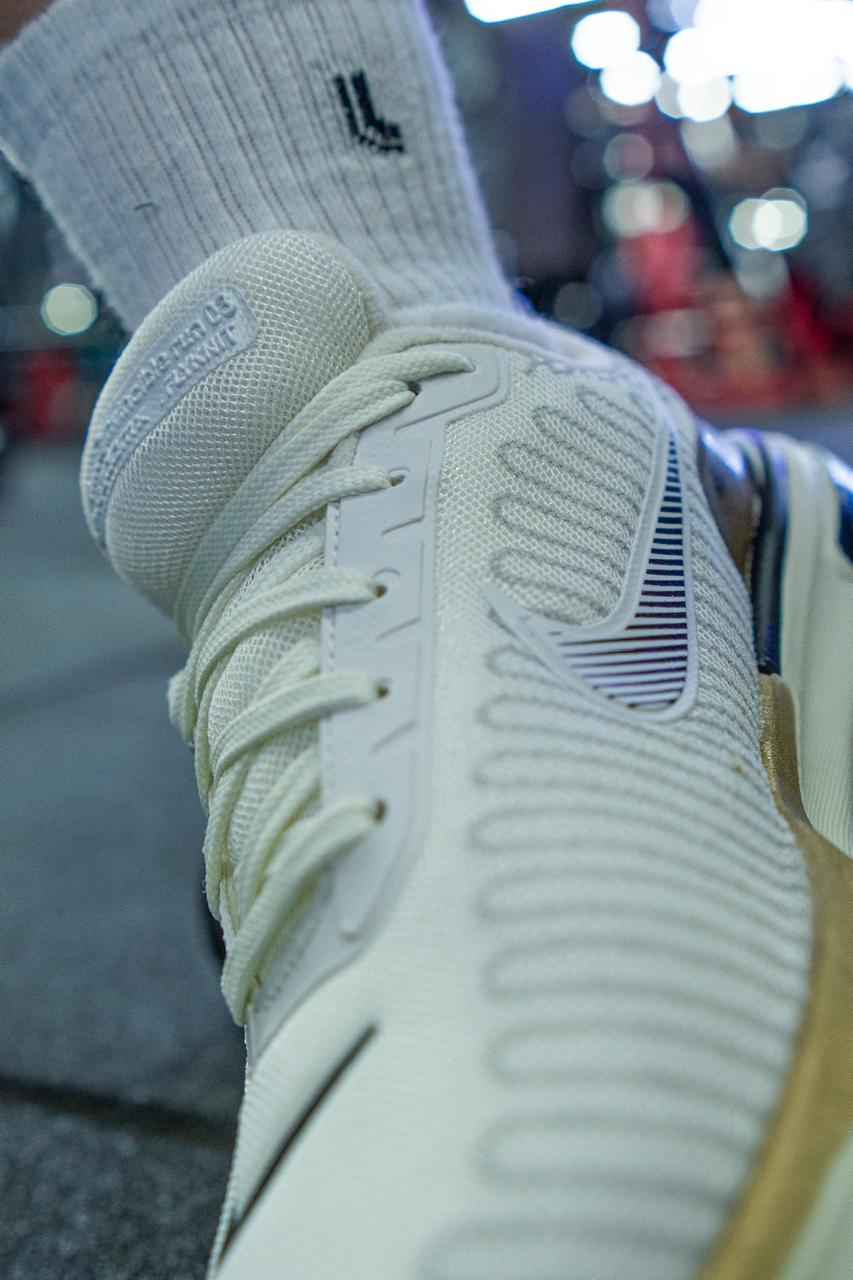 Nike Zoom X Invincible Run Bege
